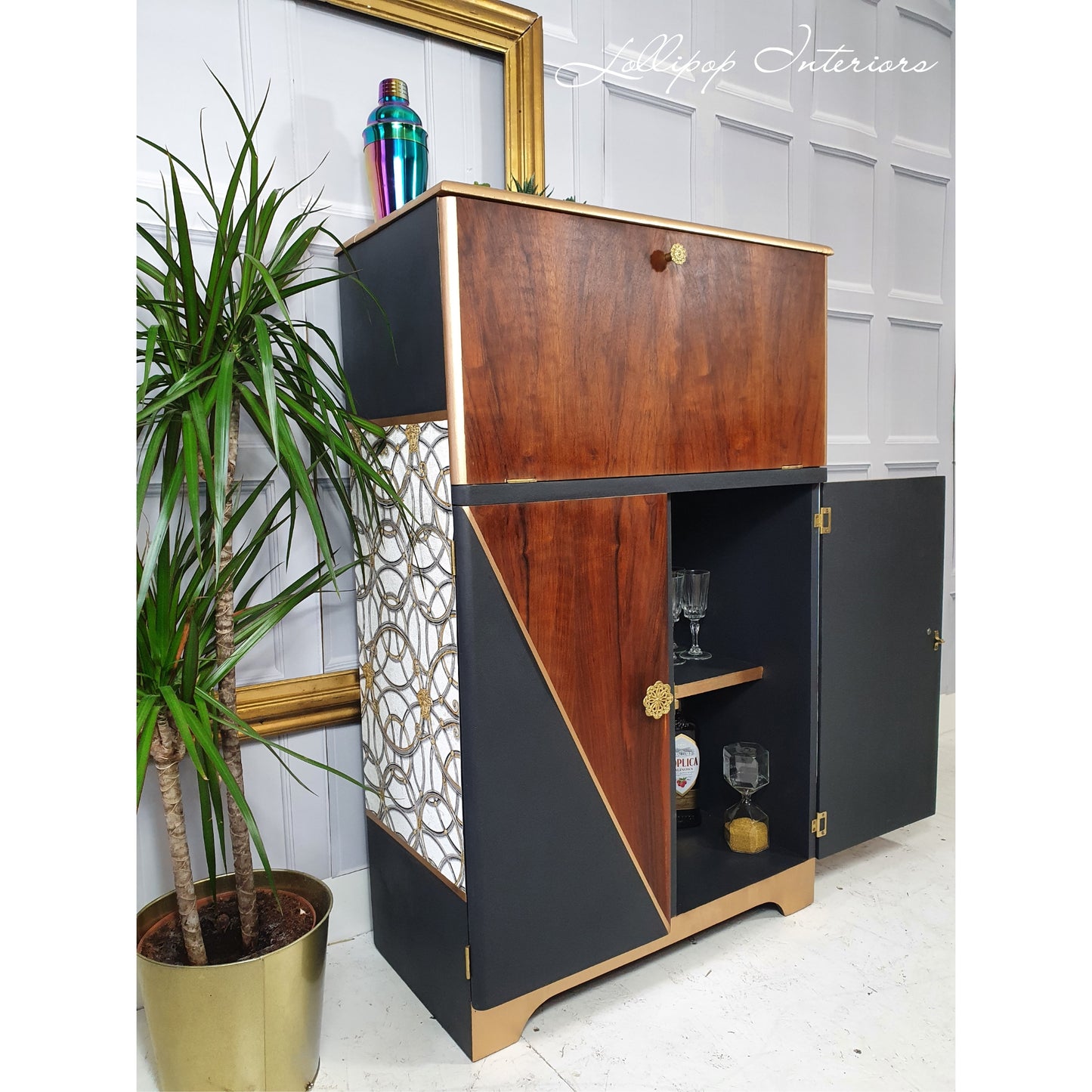 Compact vintage Cocktail Cabinets